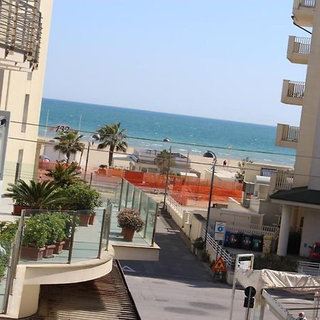 Hotel Mora Rimini Exteriör bild