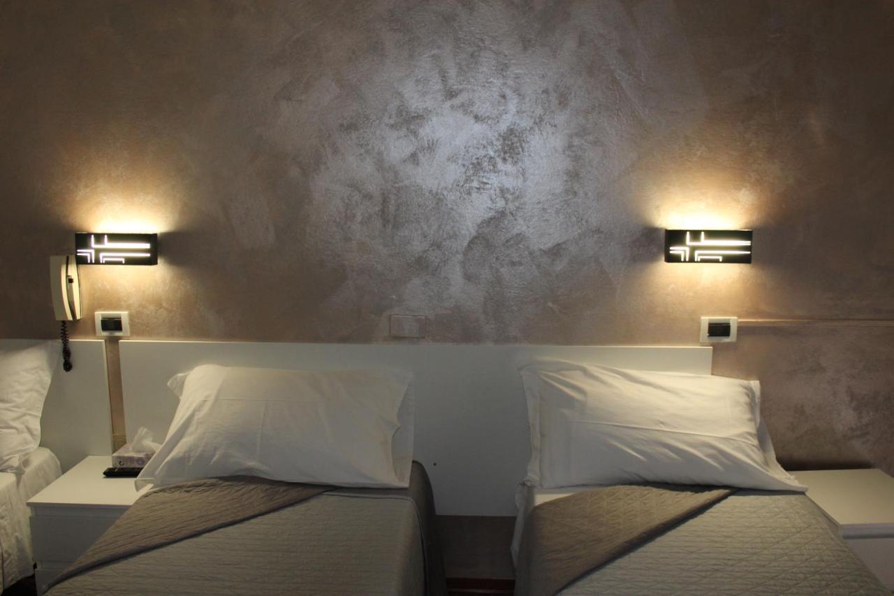 Hotel Mora Rimini Exteriör bild