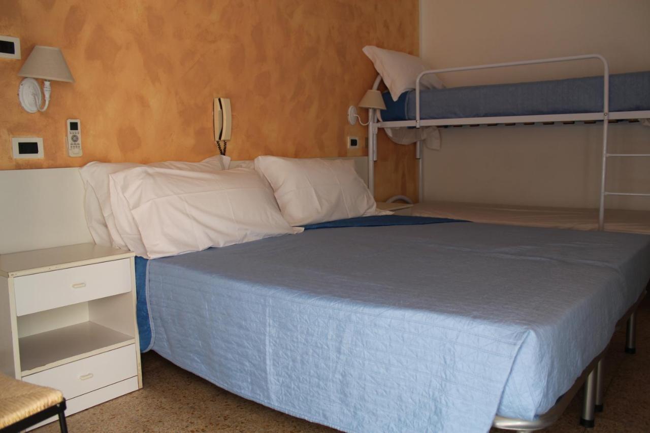 Hotel Mora Rimini Exteriör bild
