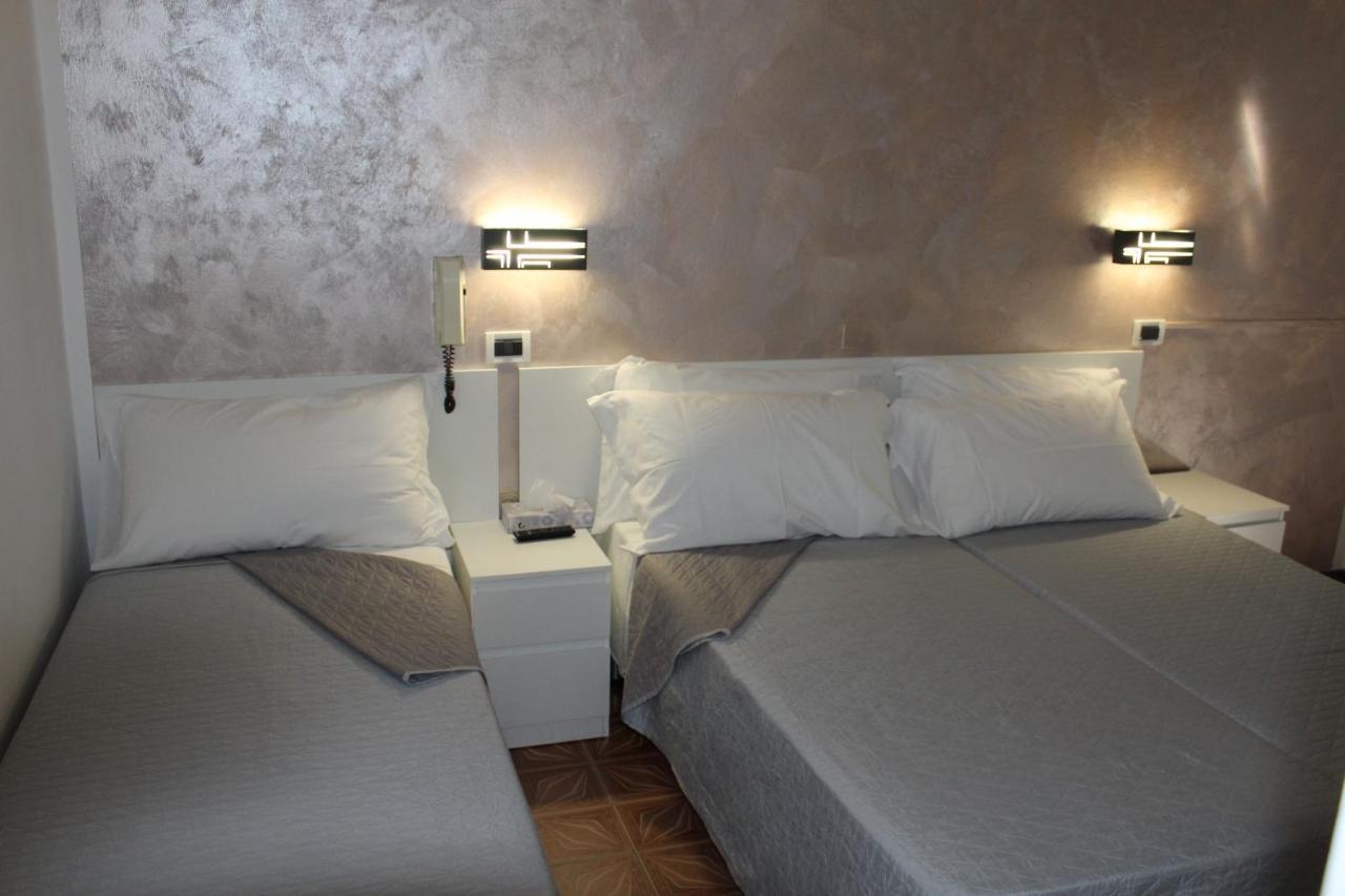 Hotel Mora Rimini Exteriör bild