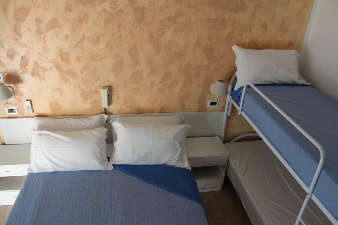 Hotel Mora Rimini Exteriör bild