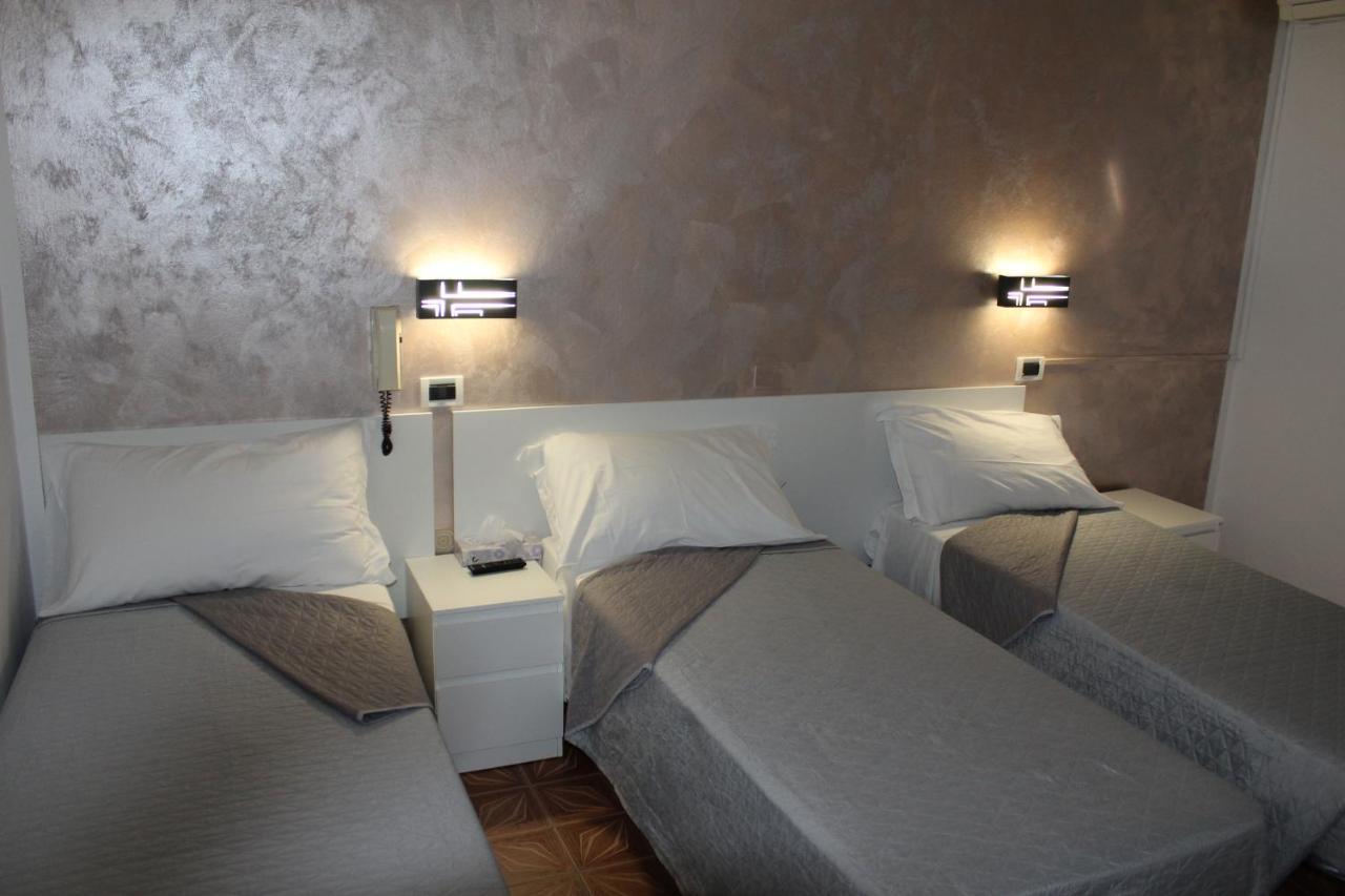 Hotel Mora Rimini Exteriör bild